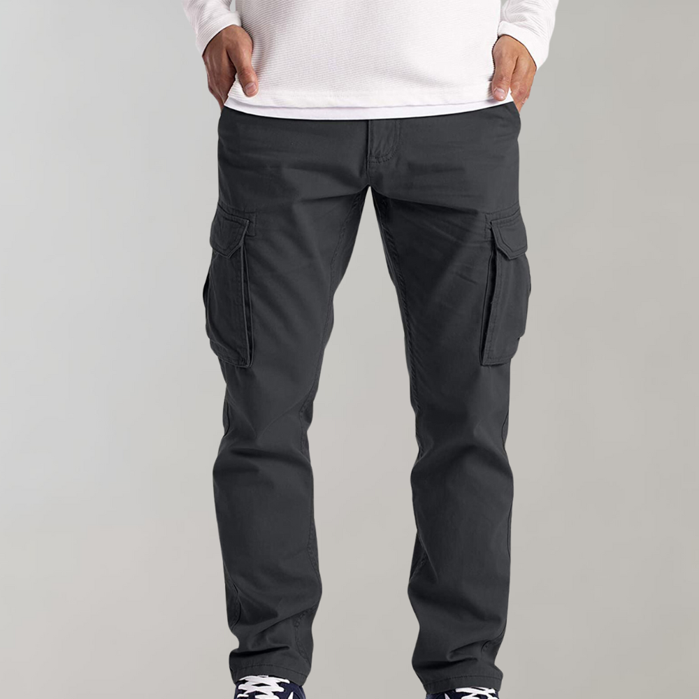 Homme portant un pantalon cargo confortable et tendance, parfait pour un style urbain décontracté ou loisirs.