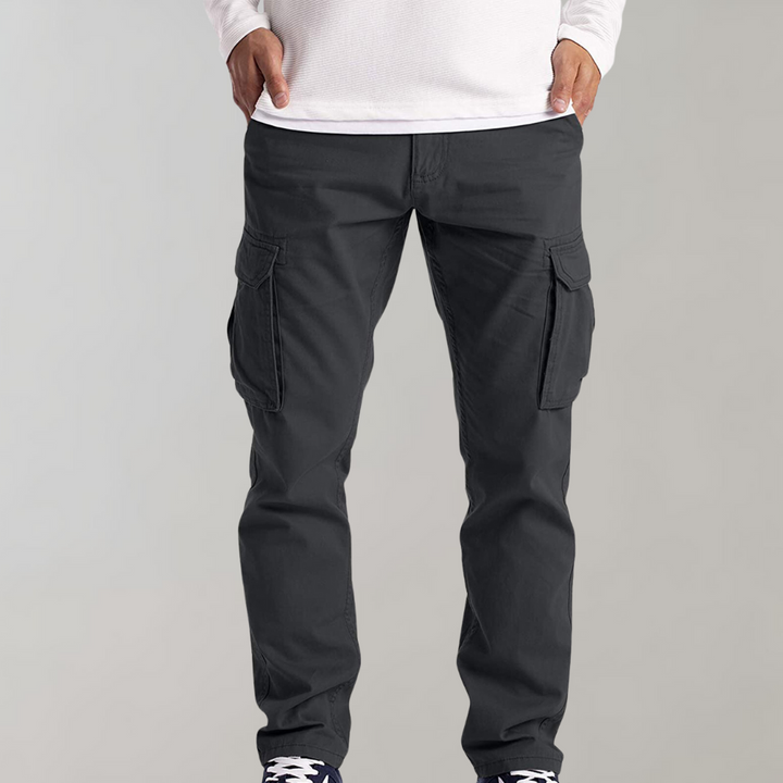 Homme portant un pantalon cargo confortable et tendance, parfait pour un style urbain décontracté ou loisirs.