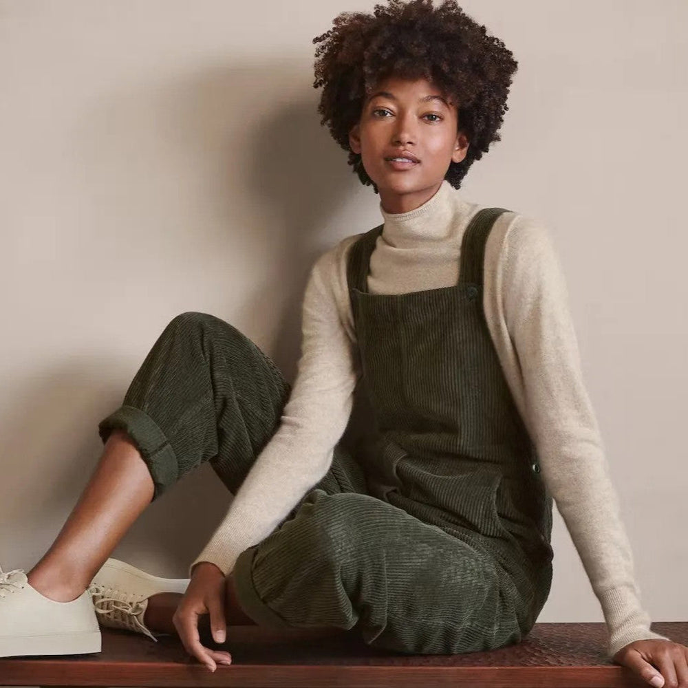 Salopette femme chic en velours côtelé vert, style oversize tendance, parfaite pour un look automne-hiver décontracté.