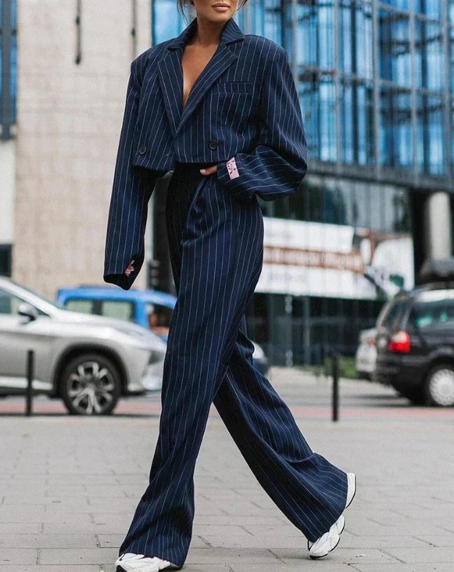 Tailleur business bleu chic pour femme. Costume élégant automne/hiver, parfait pour le bureau.