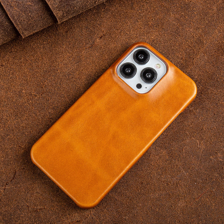 Housse iPhone en cuir véritable ciré à l'huile, garantissant une protection durable et un aspect authentique.