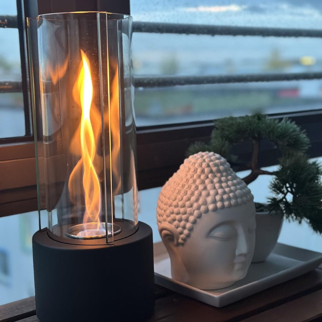 Belle lampe à huile en verre et métal pour éclairage chaleureux; utilisation polyvalente intérieur et extérieur.