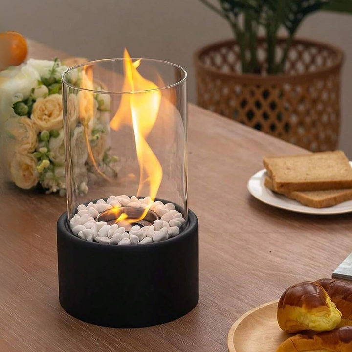 Lampe à huile élégante en verre et métal, parfaite pour éclairage d'ambiance intérieur ou extérieur.