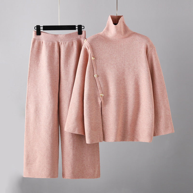 Ensemble femme pull col roulé et pantalon large chic et confortable. Tenue décontractée mode féminine, deux pièces.