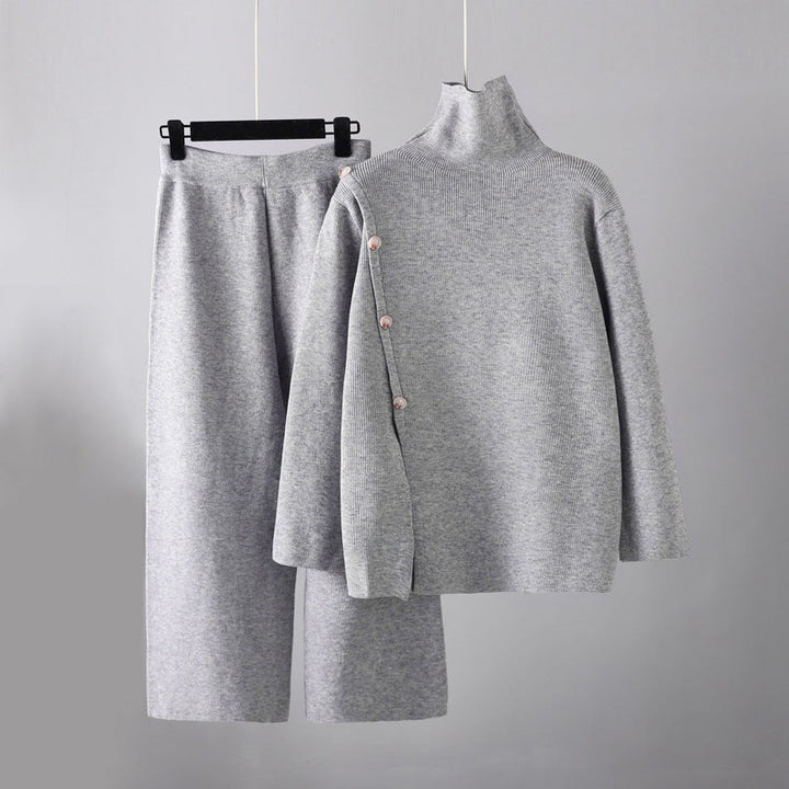 Mode féminine: ensemble pull col roulé et pantalon large. Tenue décontractée chic, confortable et polyvalente deux pièces.