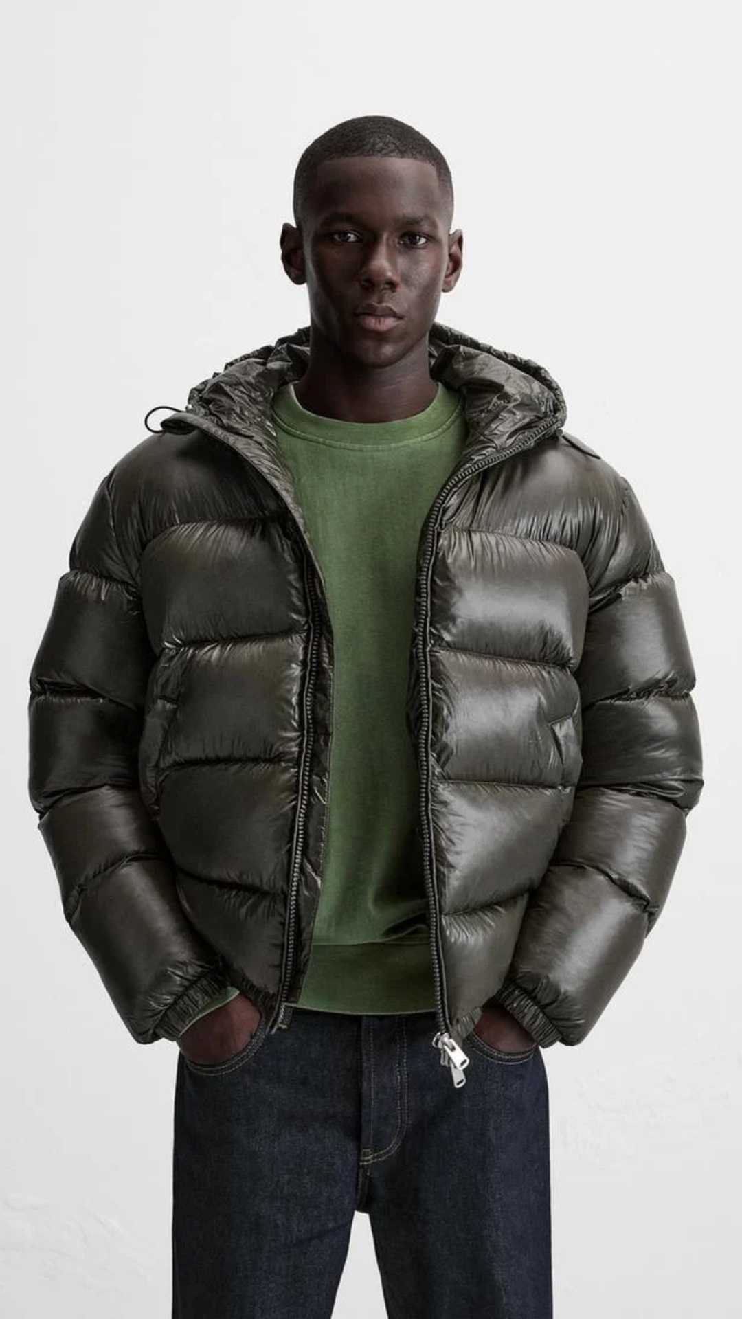 Modèle portant une doudoune unisexe chaude et stylée. Parfaite pour le confort hivernal et la mode tendance.