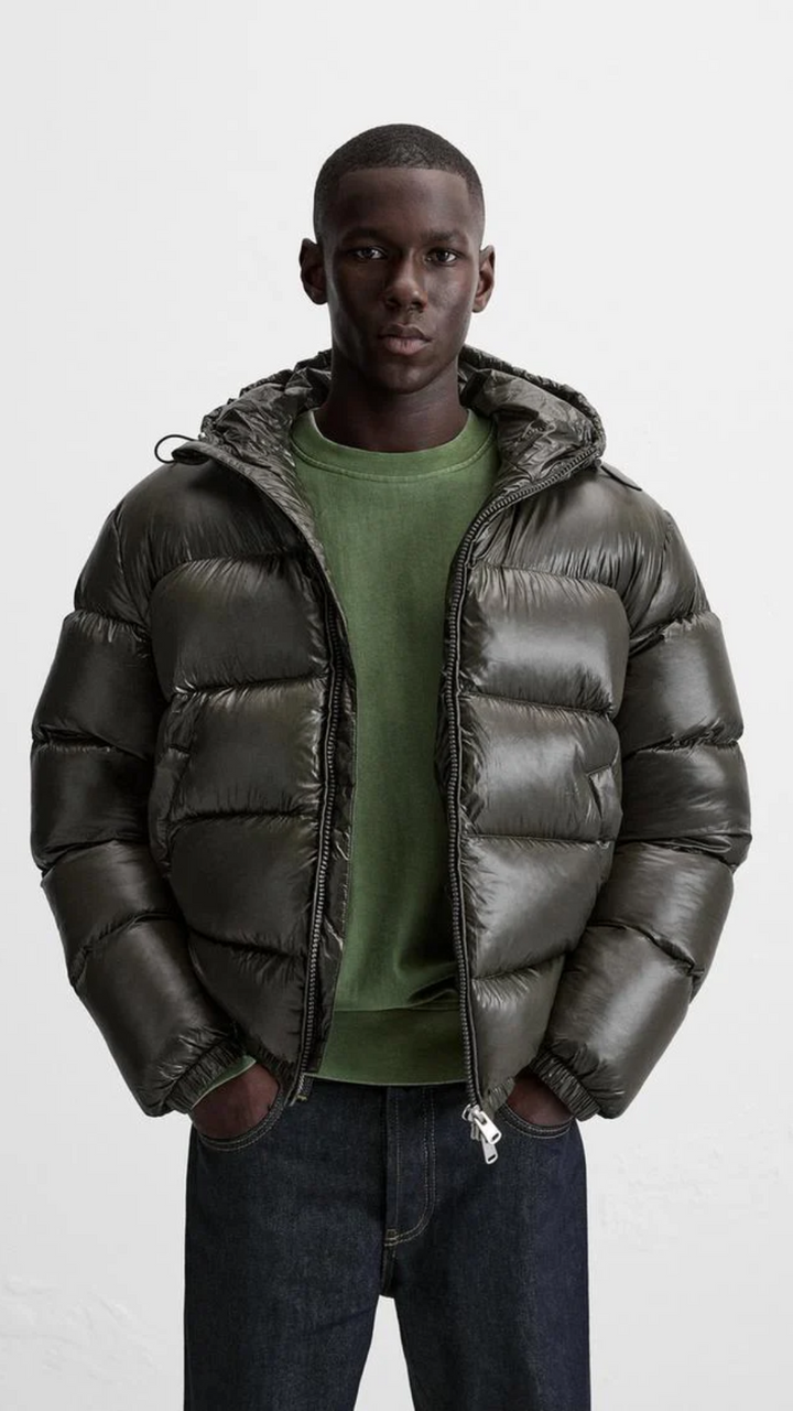 Modèle portant une doudoune unisexe chaude et stylée. Parfaite pour le confort hivernal et la mode tendance.