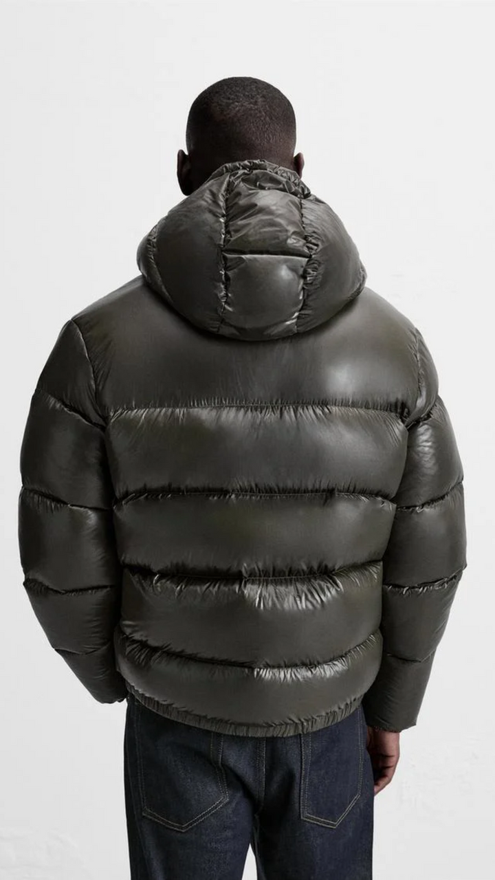 Détail d'une doudoune unisexe matelassée. Tissu chaud et coupe-vent de qualité supérieure pour l'hiver.