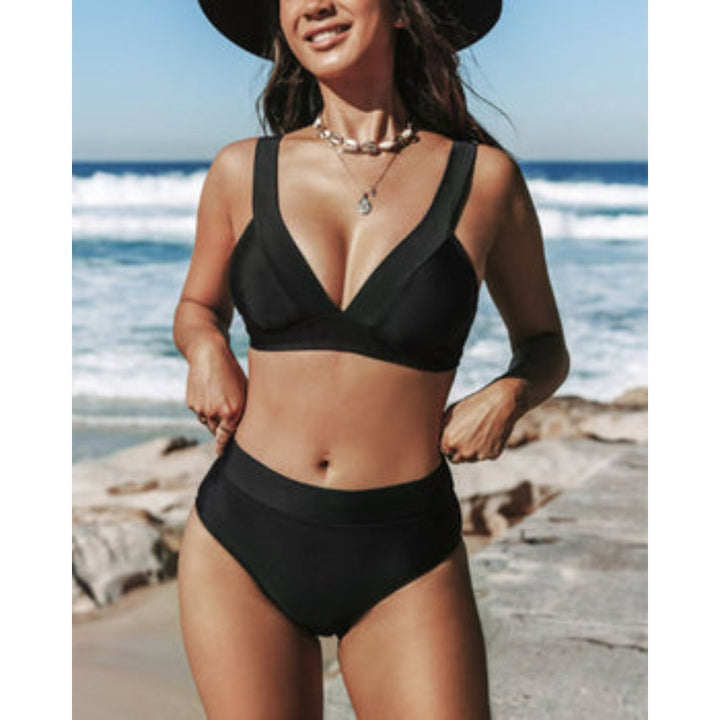 Bikini femme élégant deux pièces pour les vacances d'été. Top triangle et bas taille haute, style chic plage.