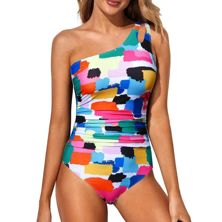 Détail du maillot de bain femme épaules dénudées, style élégant et confort pour la plage.