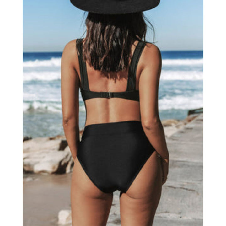 Bikini femme deux pièces style femme, confortable et séchage rapide. Top triangle et bas taille haute élégant.