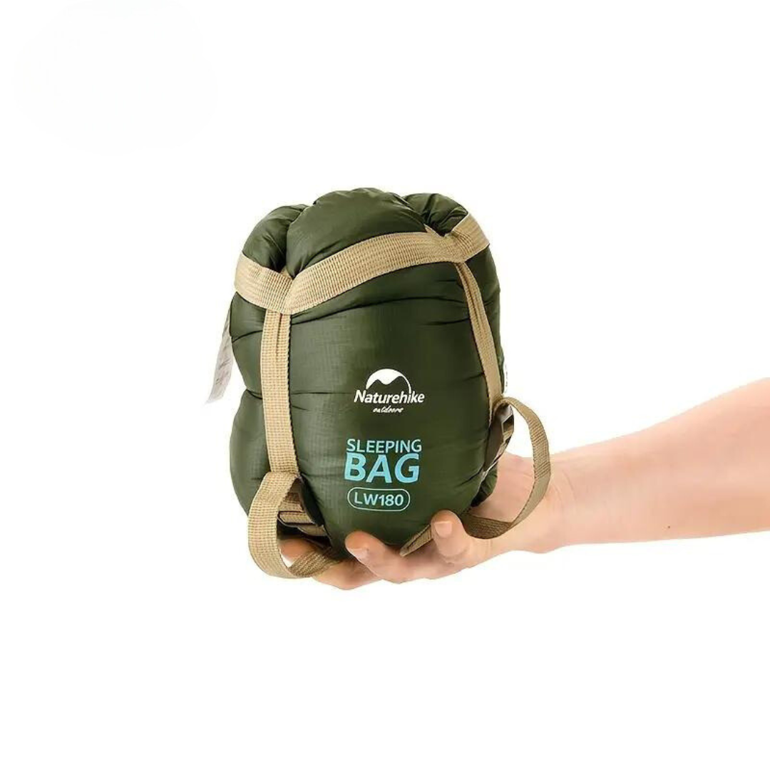 Sac de couchage compact TrailEase pour camping et randonnée, léger et idéal pour le bivouac estival en extérieur.