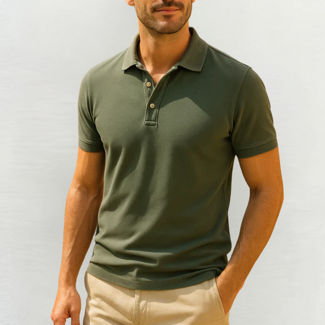 Polo homme vert élégant, style estival moderne, tissu léger et confortable pour un look décontracté chic.