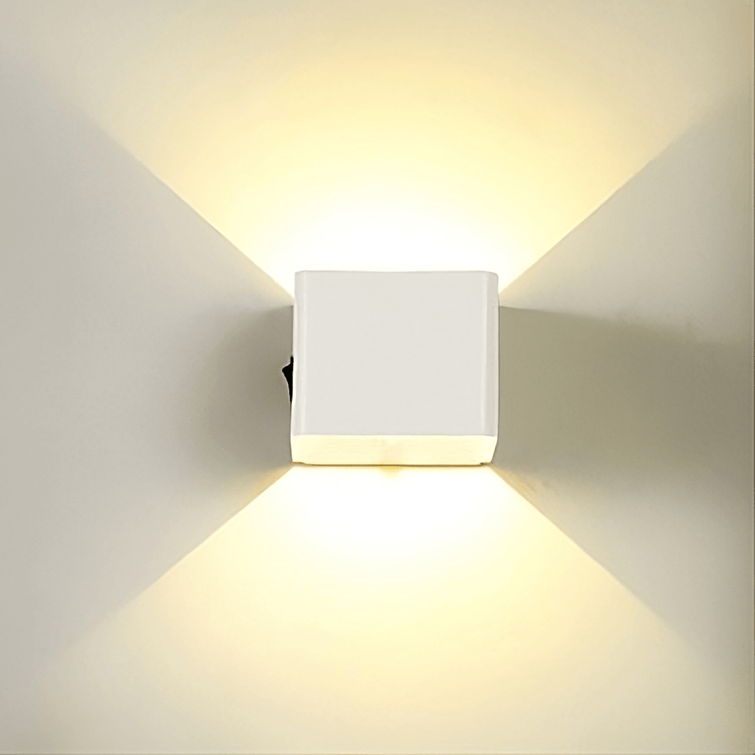 Lampe LED murale étanche et robuste, avec capteur, idéale pour jardin, terrasse ou couloir.