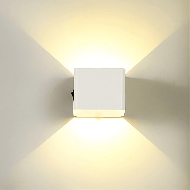 Lampe LED murale étanche et robuste, avec capteur, idéale pour jardin, terrasse ou couloir.