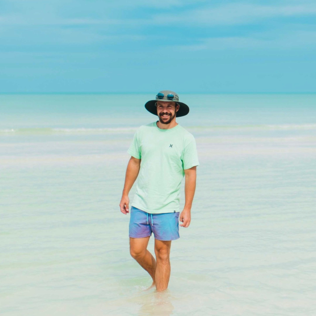 Short de bain AquaSplash homme magique. Ses couleurs changent et surprennent à la plage ou piscine.
