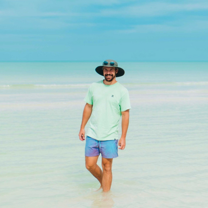 Short de bain AquaSplash homme magique. Ses couleurs changent et surprennent à la plage ou piscine.