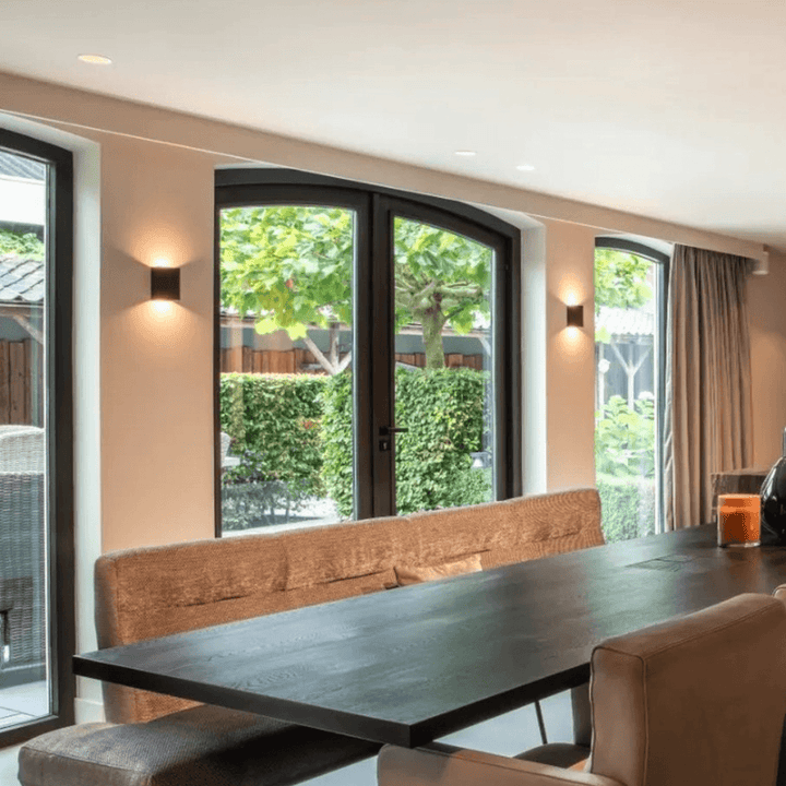 Élégante applique murale en aluminium noir, éclairage LED moderne et lumière réglable pour décoration.