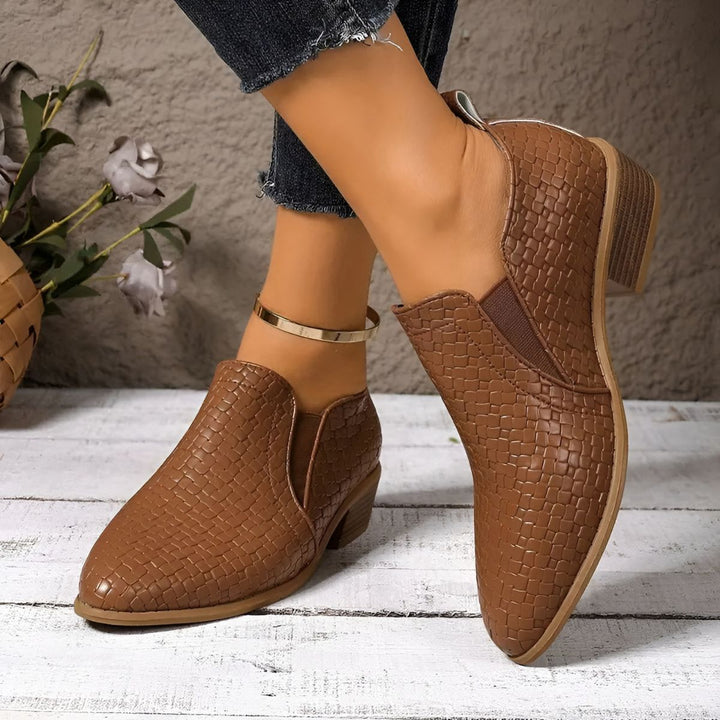 Chaussures Oxford brunes classiques pour femmes avec un talon bloc confortable. Faciles à porter au quotidien.