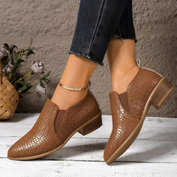 Mode féminine: chaussures Oxford à talon bloc. Élégantes, confortables et faciles à enfiler pour un style affirmé.
