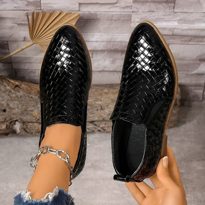 Élégantes chaussures Oxford pour femmes, dotées d'un talon bloc stable et d'un design facile à enfiler. Mode féminine.