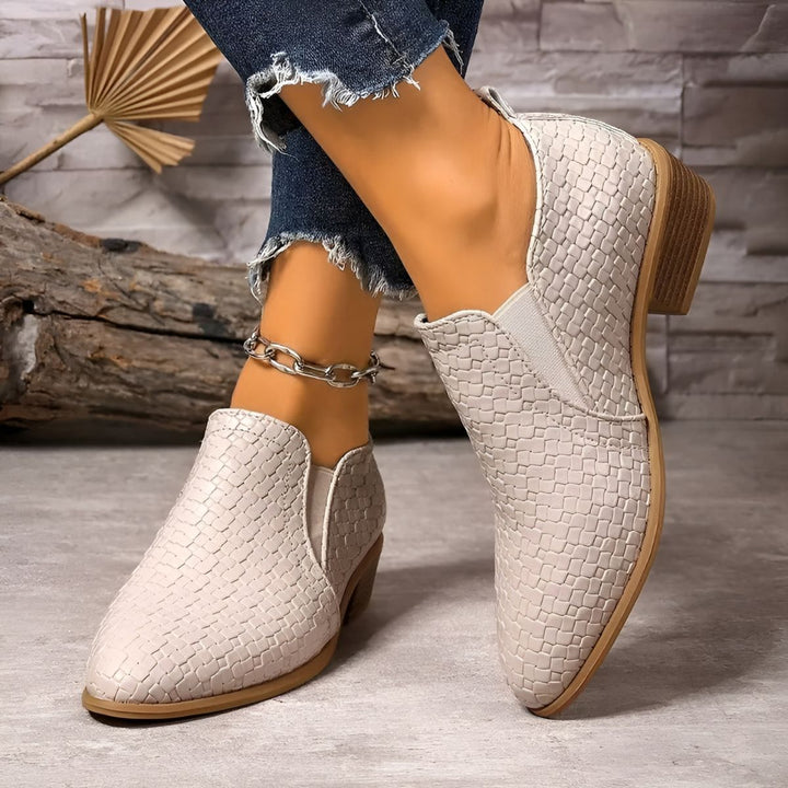 Chaussures Oxford noires pour femmes, idéales pour le travail ou les sorties. Talon bloc et confort assurés.