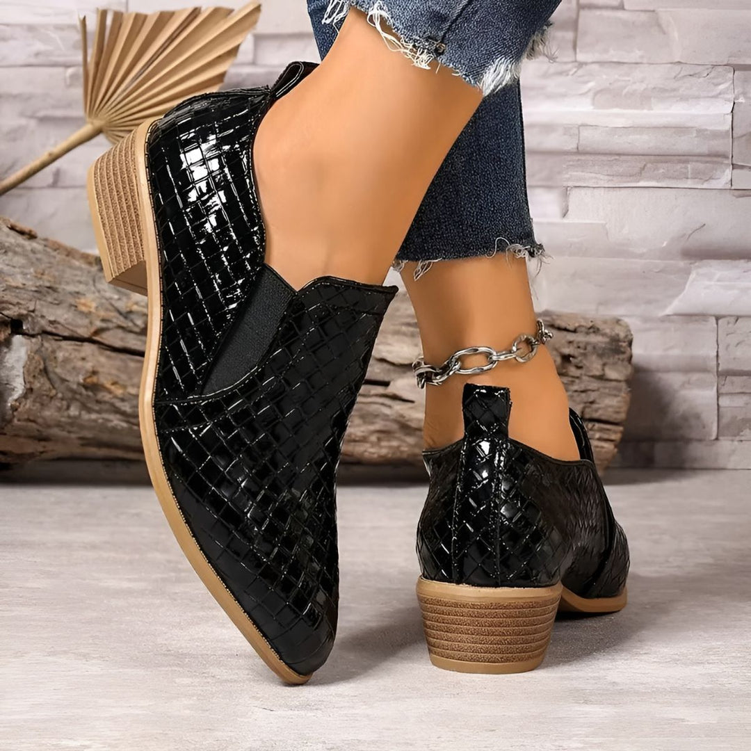 Oxfords femmes marron à talon bloc confortable. Chaussures élégantes et faciles à enfiler pour un look chic.