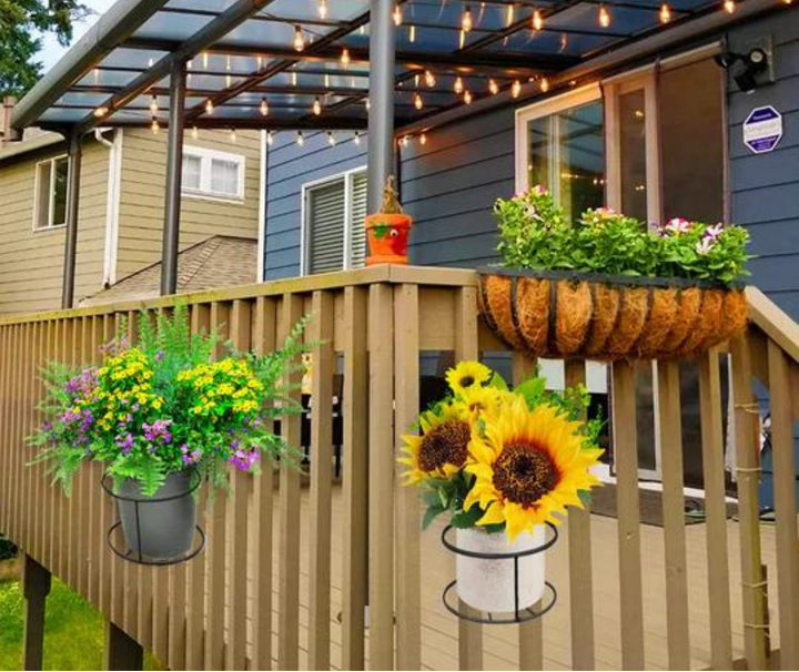 Optimisez votre balcon avec ce support de plantes suspendu. Créez un jardin fleuri vertical, gain de place assuré.