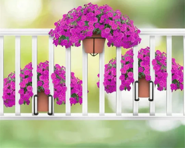 Support de plantes suspendu pour balcon avec pots fleuris, créant un jardin vertical décoratif et charmant.