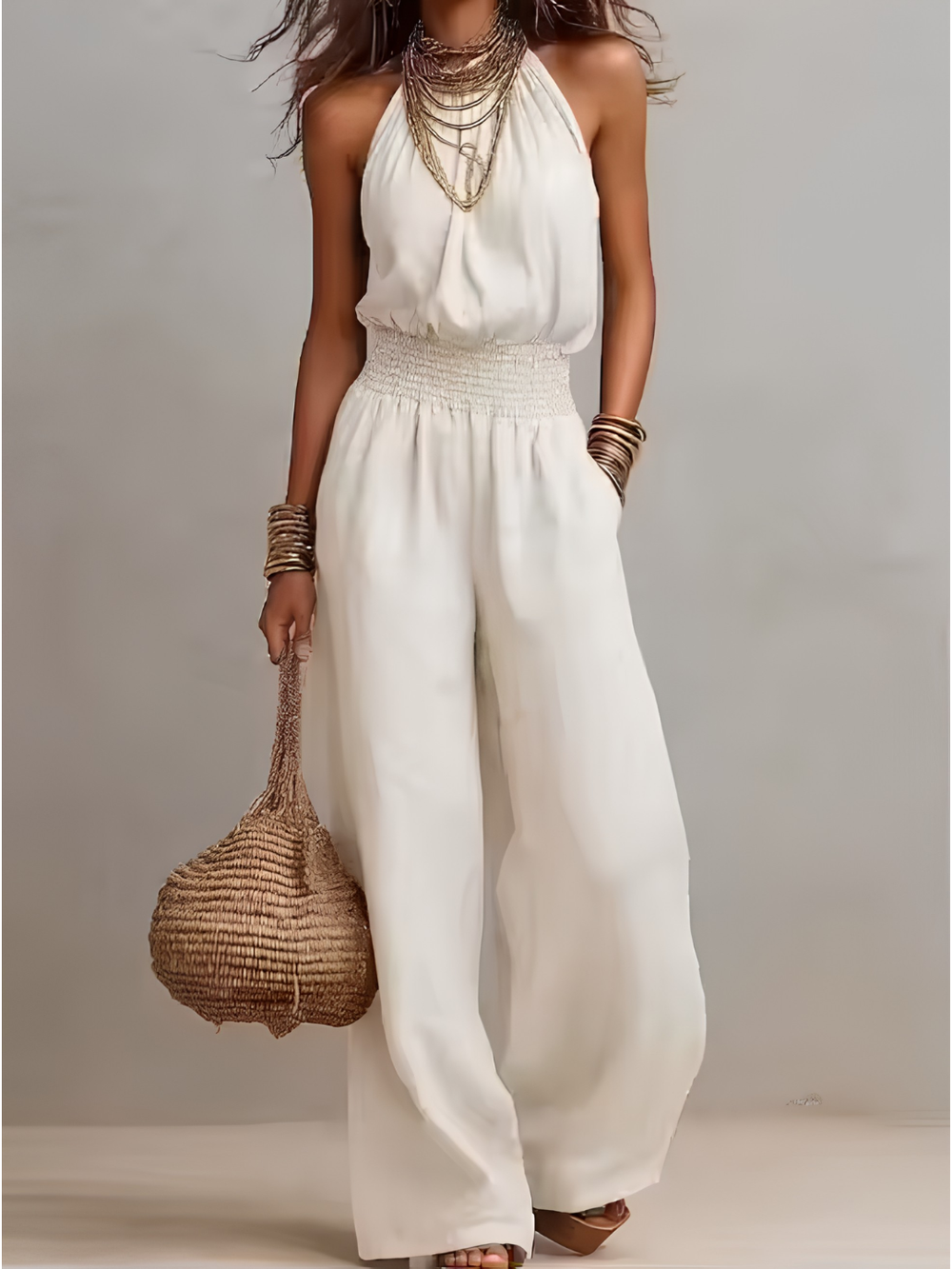 Combinaison fluide chic femme halter, parfaite pour vacances estivales ou look élégant bohème.