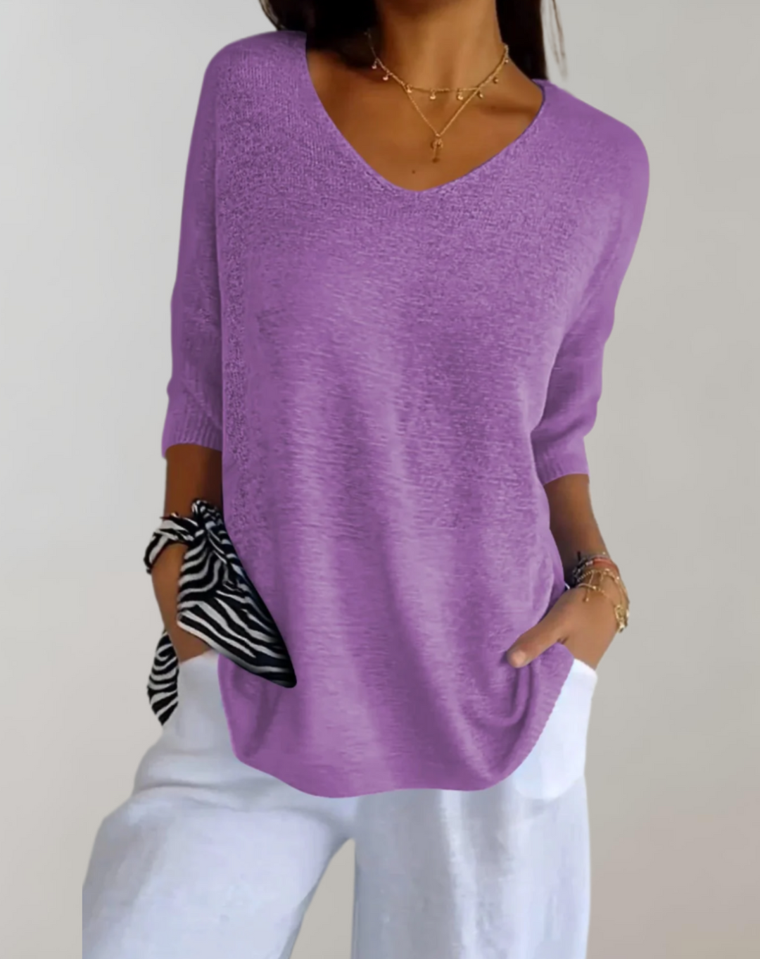 Haut tricot femme chic. Pull Marise décontracté à col V, dos du vêtement, élégant et moderne.