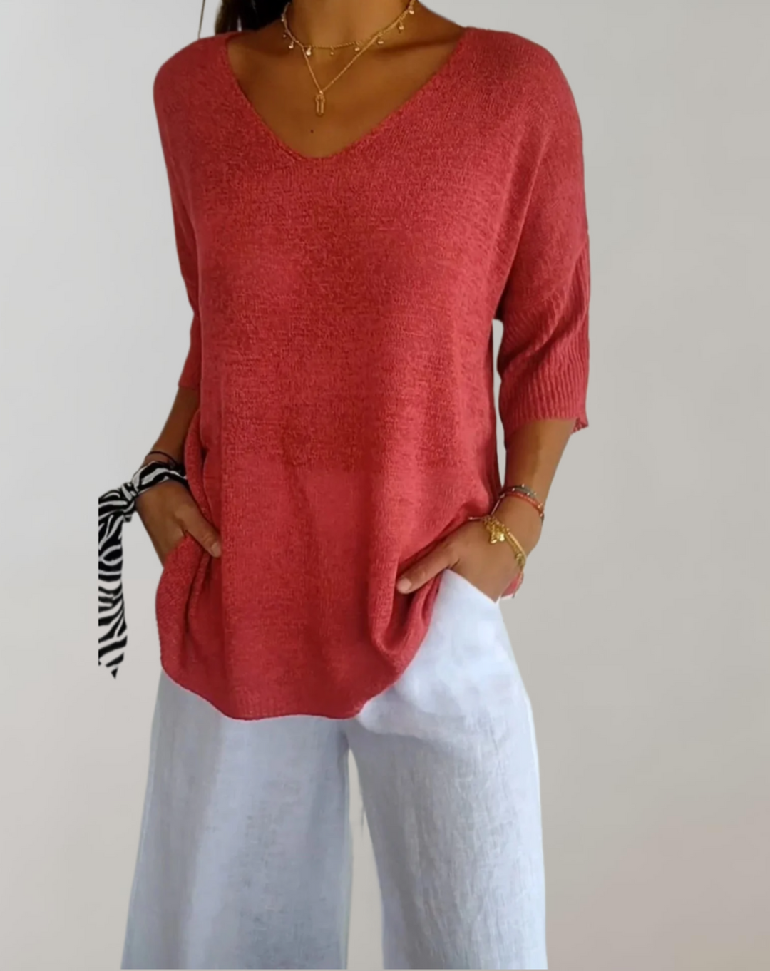 Haut tricoté femme Marise. Pull décontracté élégant à col V, parfait pour un confort chic au quotidien.