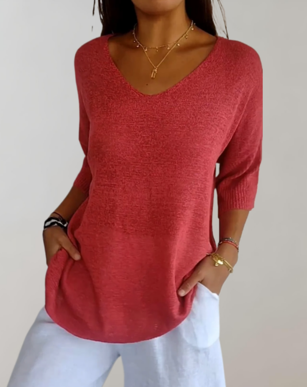Pull femme tricoté chic. Modèle Marise avec col V, idéal pour la mode féminine et le confort absolu.