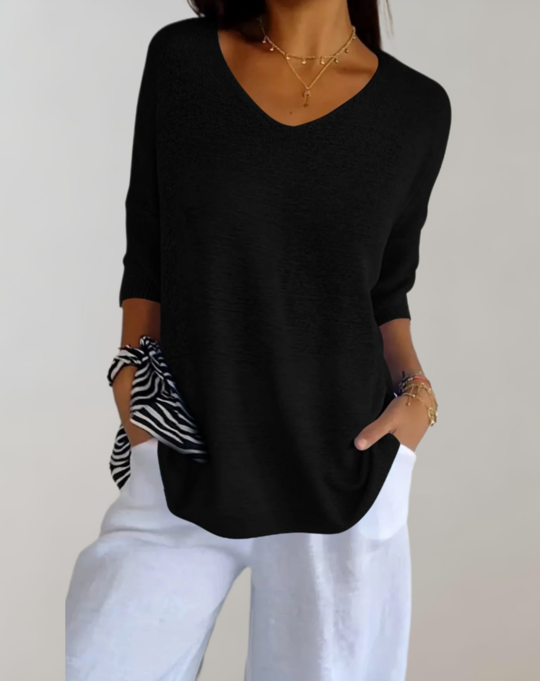 Pull femme Marise. Vêtement décontracté et élégant à col V, parfait avec un jean pour un look chic.