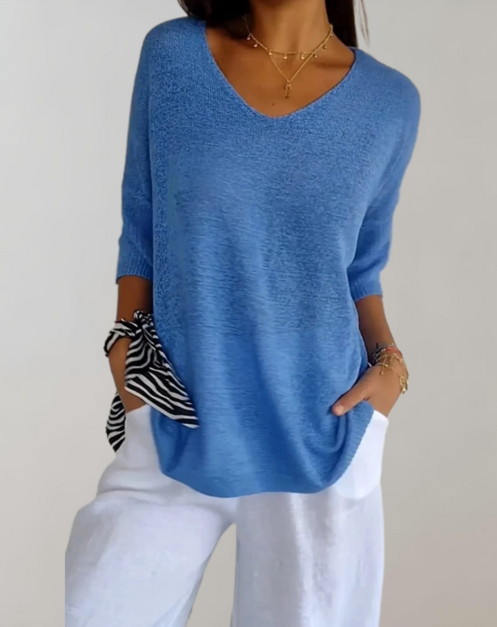 Tricot femme Marise. Détail de la texture douce et confortable de ce haut élégant à col V.