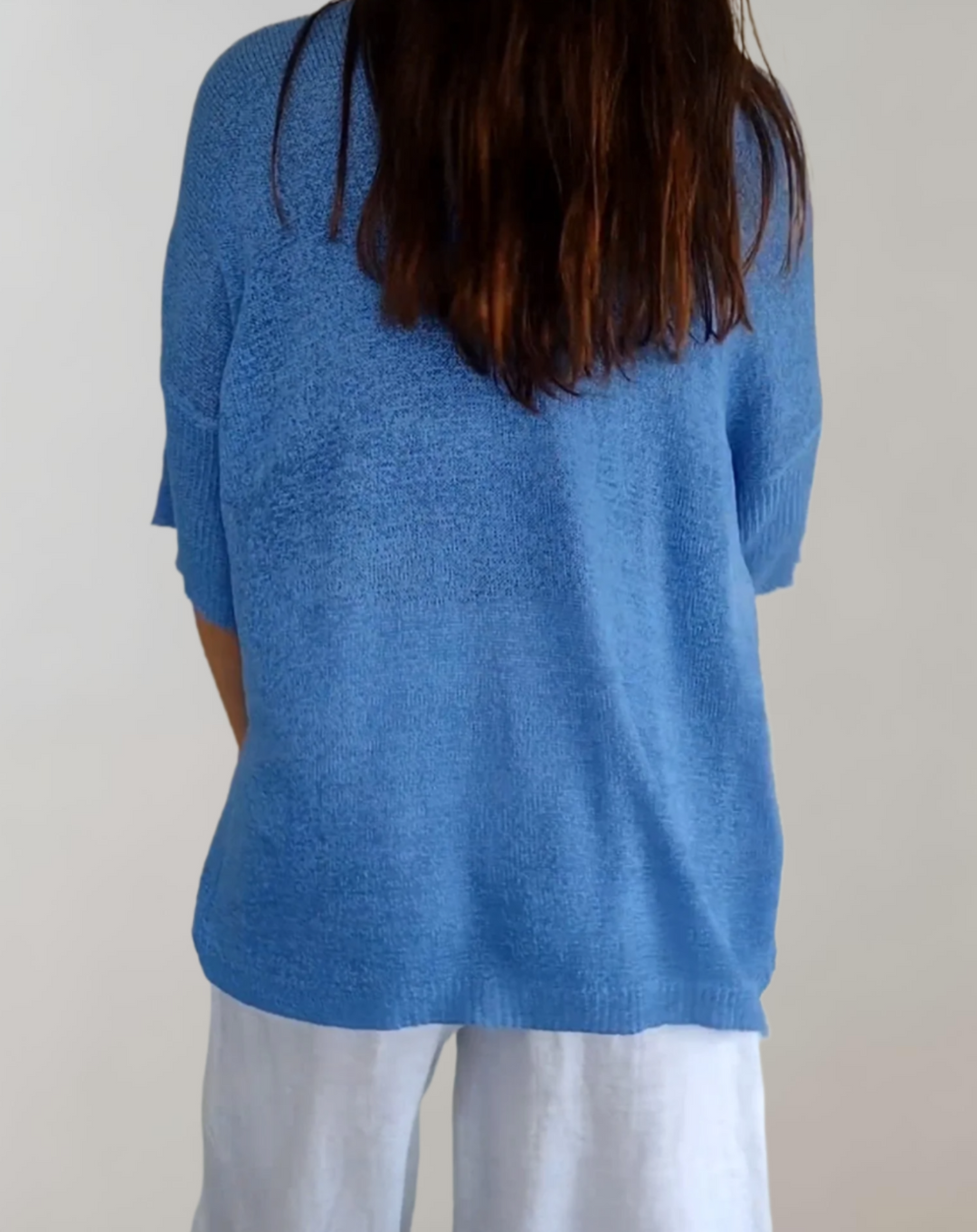Pull tricoté Marise. Vêtement femme chic et décontracté, coupe longue et col V moderne.