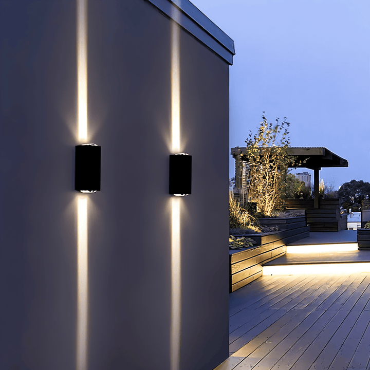 Applique moderne à LED pour intérieur, lumière douce et chaleureuse, crée une ambiance accueillante.