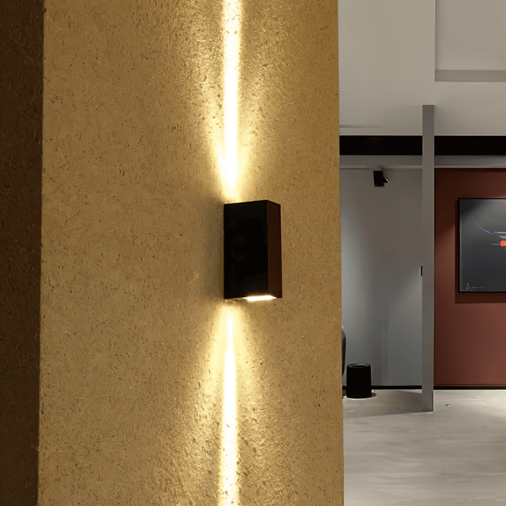 Luminaire mural LED étanche, parfait pour éclairage d'entrée ou de patio, design élégant et discret.