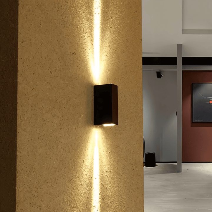 Luminaire mural LED étanche, parfait pour éclairage d'entrée ou de patio, design élégant et discret.