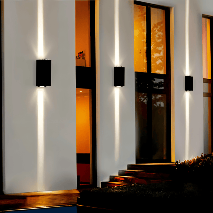 Éclairage mural LED étanche au design contemporain, idéal pour sécuriser et embellir les allées extérieures.