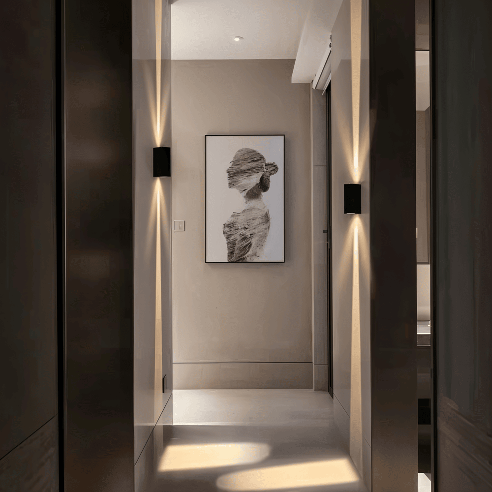 Applique LED extérieure étanche, design contemporain, diffuse une lumière chaude et accueillante.