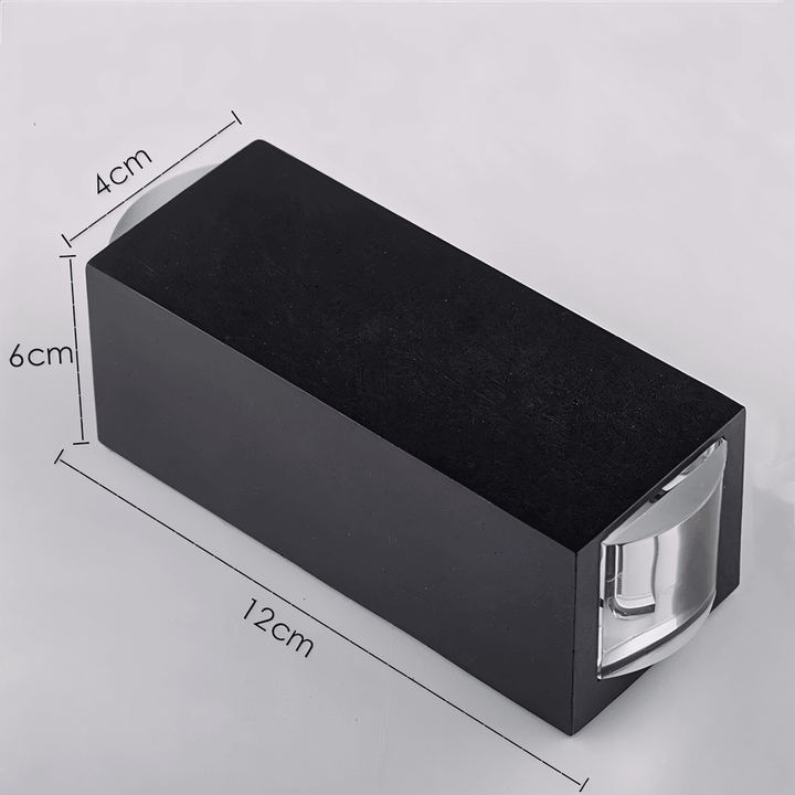 Applique murale LED design moderne, étanche IP65, excellente pour une décoration lumineuse et durable.