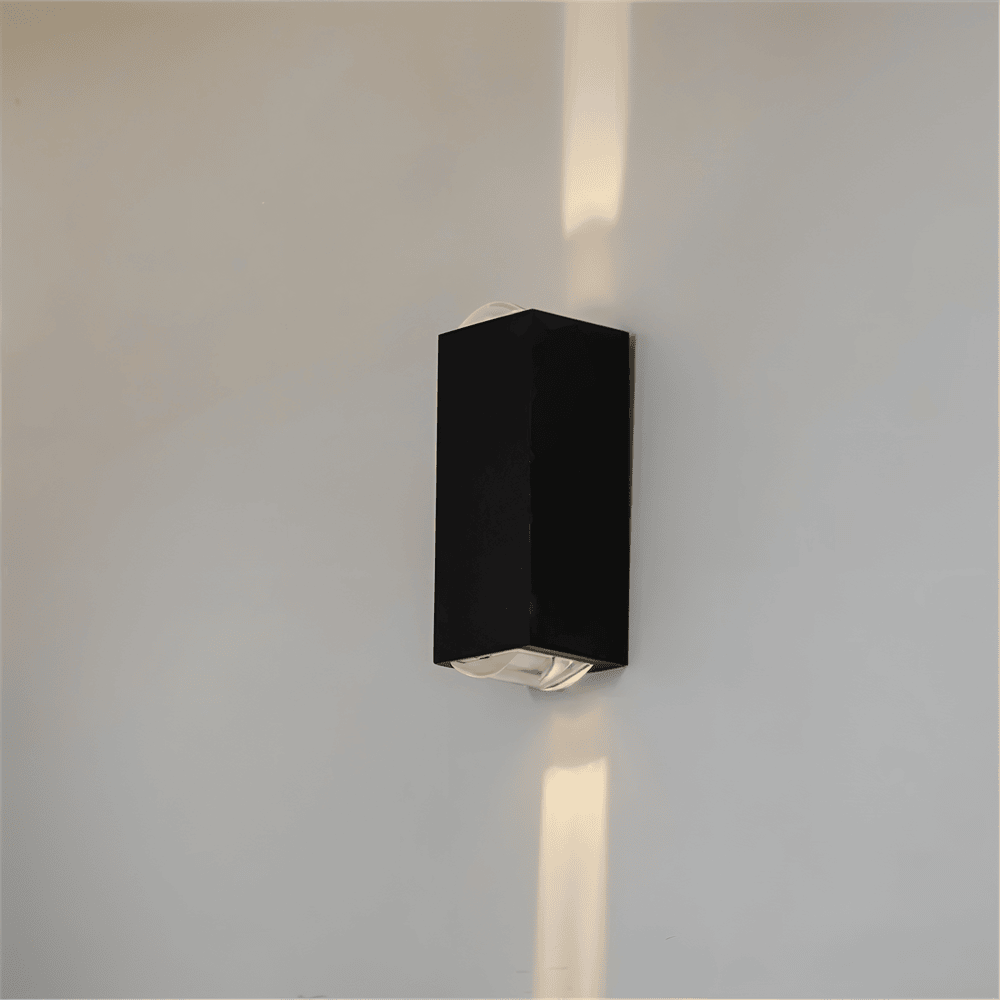 Applique LED murale intérieure/extérieure, étanche, moderne, lumière puissante et consommation réduite.