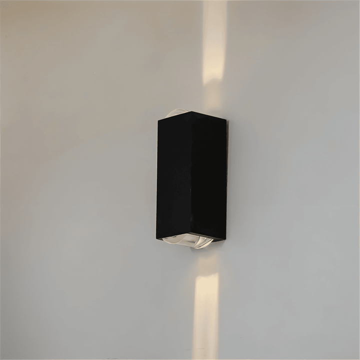 Applique LED murale intérieure/extérieure, étanche, moderne, lumière puissante et consommation réduite.