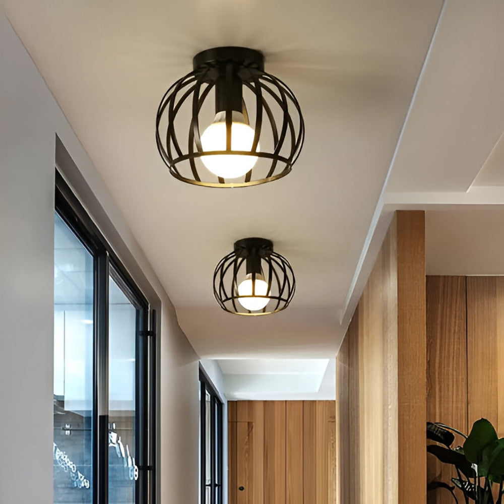 Luminaire plafonnier moderne avec structure géométrique en fer noir, idéal pour décoration intérieure contemporaine.