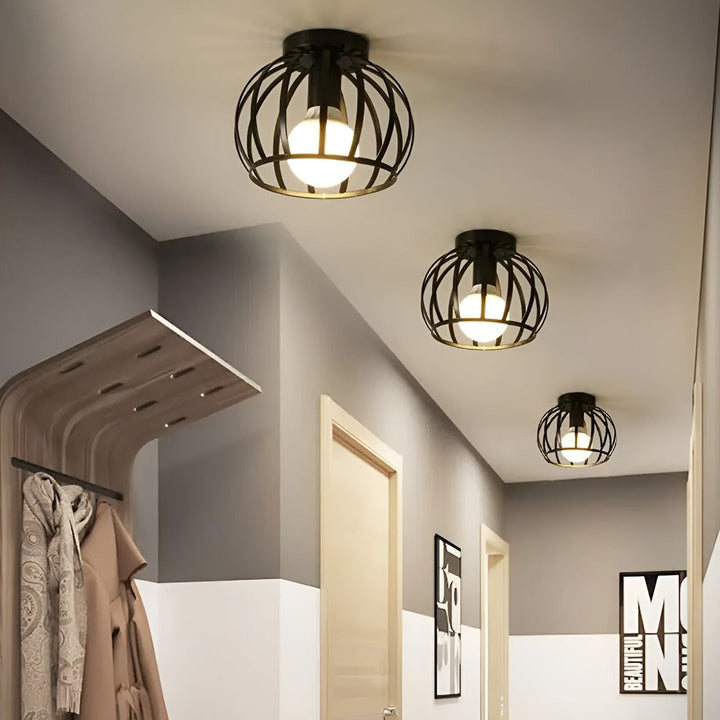 Plafonnier design géométrique en fer noir, luminaire moderne pour un éclairage intérieur élégant.