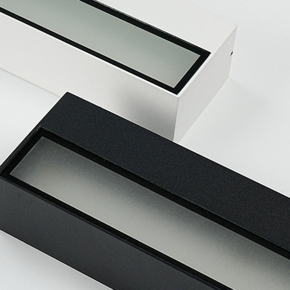 Applique murale LED facile à installer, étanche pour extérieur. Design moderne et durable pour terrasse et façade.