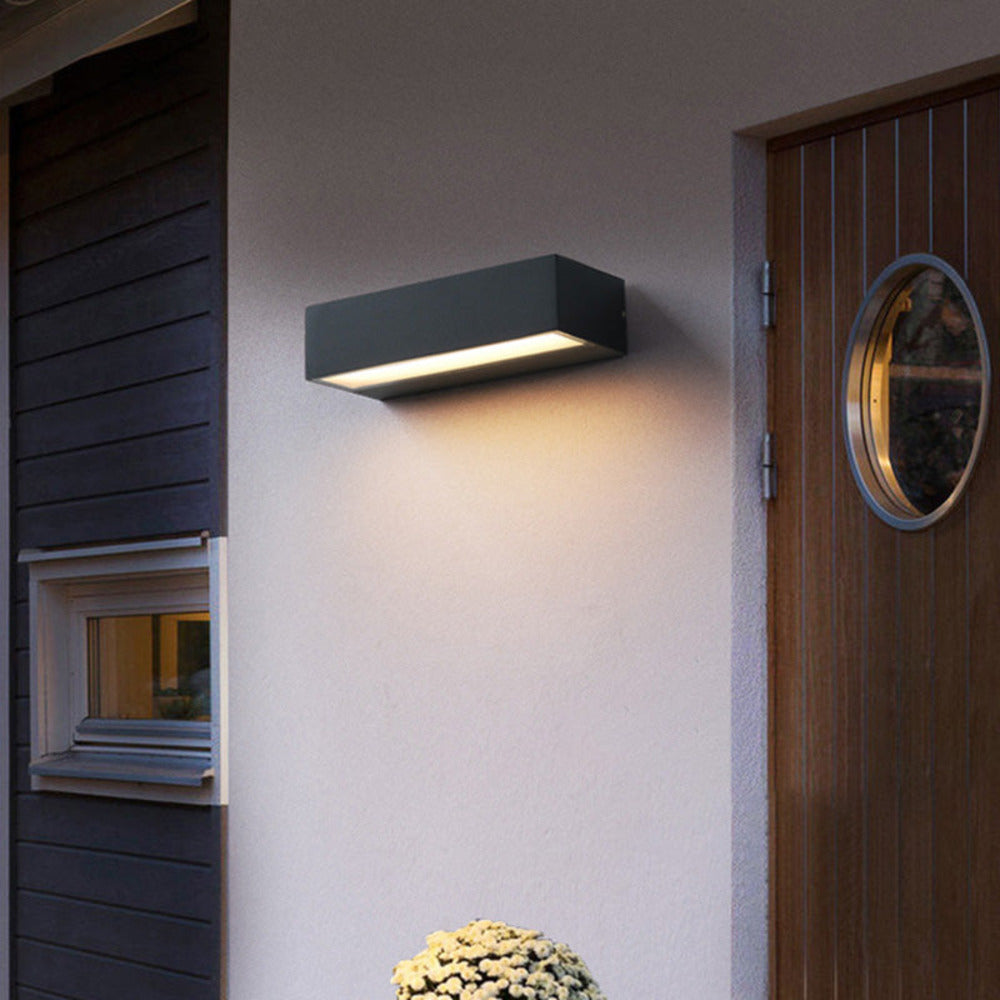 Applique murale LED étanche moderne pour éclairage extérieur de jardin, terrasse ou façade. IP65, design épuré.