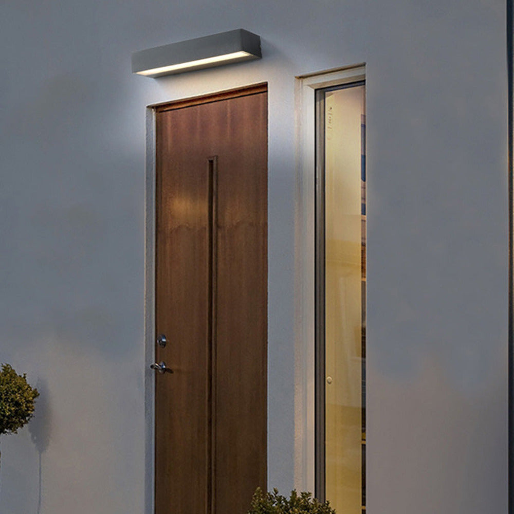 Éclairage LED mural moderne et étanche pour jardin, terrasse, façade. Résistant aux intempéries, design stylé.