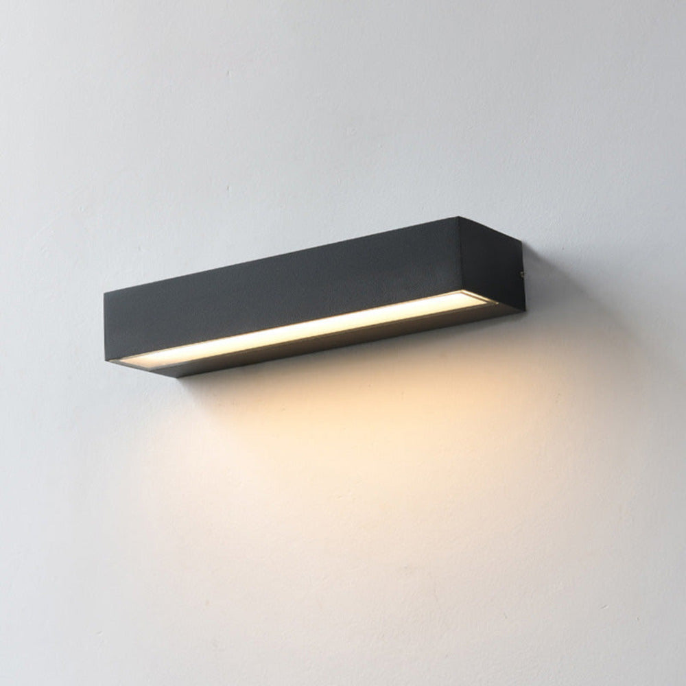 Applique murale LED moderne sur façade. Étanche IP65, design élégant pour l'extérieur. Éclairage discret.